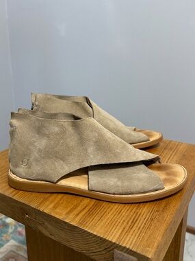 Born Iwa Womens Size 9 Taupe Suede Leather Sandals Ankle Cuff Flat Boho Comfort